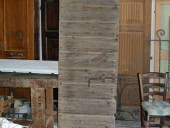 Uno dei due battenti del portone prima del restauro