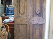 La piccola porta antica in noce prima del restauro.