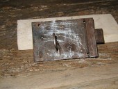 La serratura antica del portoncino antico.