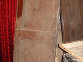 Vecchia porta rustica nella vista anteriore