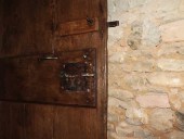 Dettaglio della porta restaurata