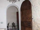 Vista dall'interno della porta rustica fatta a mano restaurata