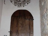 Vista interna della porta antica rustica chiusa