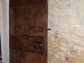 Altra vista porta rustica fatta a mano restaurata lato esterno aperta verso l'interno