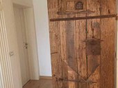 La porta restaurata e collocata, posteriormente