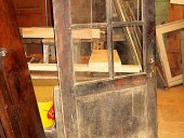 Antica porta di legno con vetri, in noce nazionale