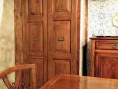 Porta antica in cucina chiude dispensa a muro