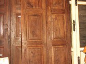 Porta in noce bugnata finita di falegnameria