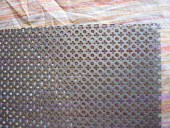 La rete in acciaio dipinta nera che sostituirà i vetri