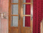 Porta antica scorrevole a giorno per interno moderno