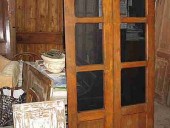 Vista anteriore porta antica arredamento moderno