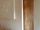 La porta antica del 600 montata come scorrevole raso muro