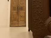 Porta restaurata collocata in interno moderno