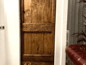 Porta antica rustica posta in interno classico
