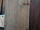 Porta vecchia in legno grezzo in larice