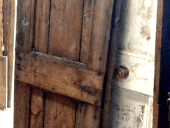 Antica porta rustica fatta a mano in castagno