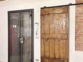 La porta antica scorrevole è una porta d'arredo