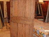 Vista interna porta in castagno restaurata