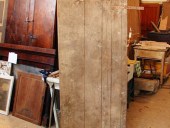 La piccola antica porta prima del restauro.