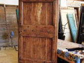 La porta antica rustica completata