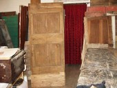Vista anteriore della porta rustica durante il restauro