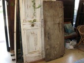 Porta vecchia castagno; porta rustica semplice fatta a mano, prima del restauro