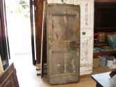 Porta di castagno vecchio; porta rustica fatta a mano, prima del restauro