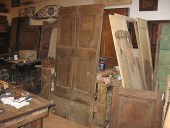 La porta vecchia rustica dopo l'allungamento