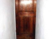 L'Altra porta antica arreda l'interno