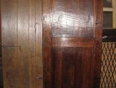 La vista posteriore della antica porta in noce completata
