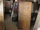 La porta in pioppo fatta a mano nella vista anteriore