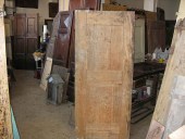 Porta antica rustica fatta a mano, prima del restauro