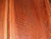 Dettaglio della patina e del colore della noce nazionale dopo il restauro.