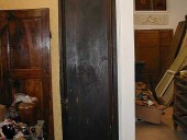 Un battente del portone antico del ' 600 in noce nazionale prima del restauro.
