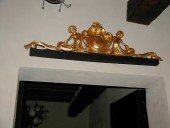 Dettaglio del fregio dorato a foglia d'oro.