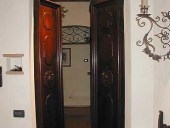 Il portone antico aperto.