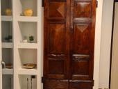 Portoncino antico in interno con nicchie