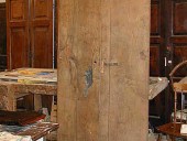 Vista posteriore del portoncino antico in castagno