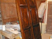 Altra vista del portoncino in castagno.