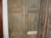 Portoncino antico in castagno.