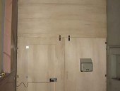 Porta sostitutiva provvisoria montata nella fase di restauro del portone antico