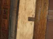 8) Lato posteriore del portone laccato ed anticato