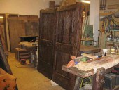 Il portone rustico restaurato nella vista interna
