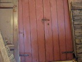 Il portone di casa colonica restaurato, dalla parte interna