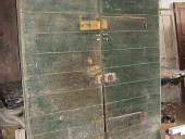 Antico portone di stalla da restaurare