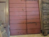 Portone da stalla restaurato