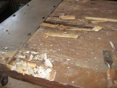 Rimozione delle stuccature e delle parti in legno non incollate perfettamente