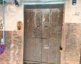 Antico portone di Bologna prima del restauro