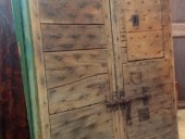 Portoncino antico sardo restaurato arreda bagno