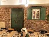 Portone antico restaurato arreda sala ristorante